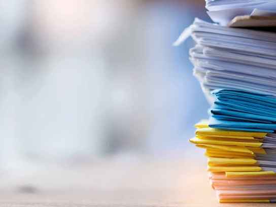 Pappershög på skrivbord
