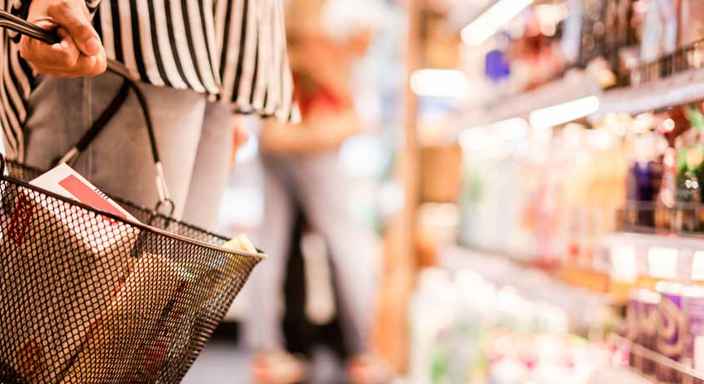 Person med varukorg i matbutik