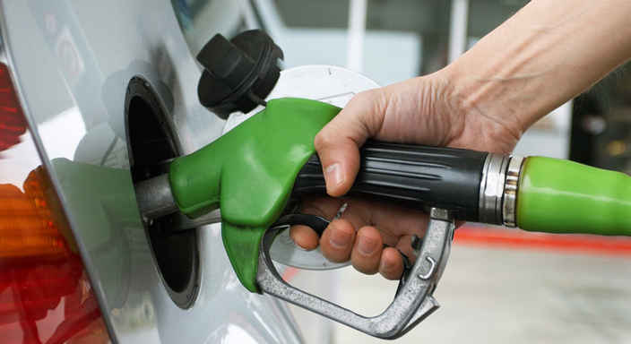 Person tankar en bil