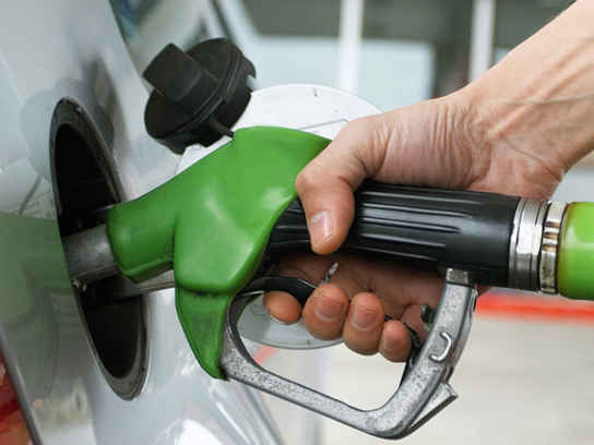 Person tankar en bil