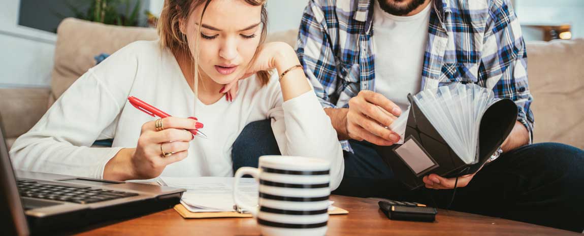 Tjej med penna, sitter och skriver