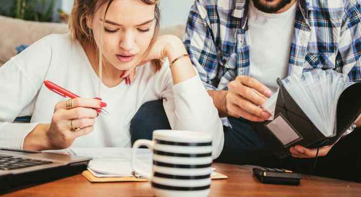 Tjej med penna, sitter och skriver