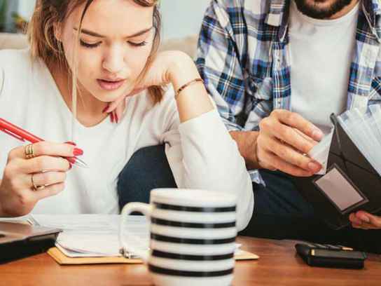 Tjej med penna, sitter och skriver