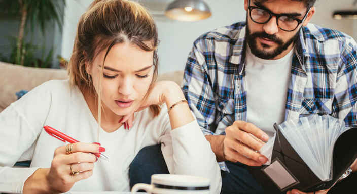 Ungt par räknar på sin ekonomi