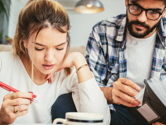 Ungt par räknar på sin ekonomi