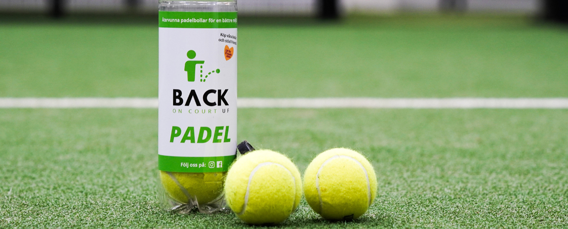 Tennisbollar på en grön tennisplan