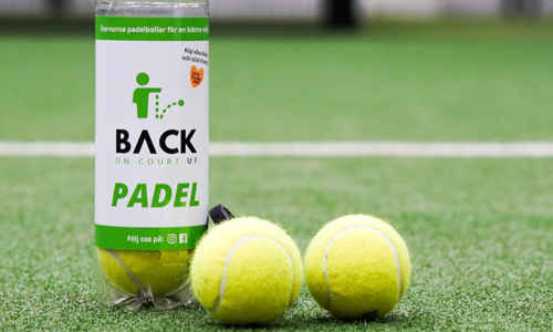 Tennisbollar på en grön tennisplan