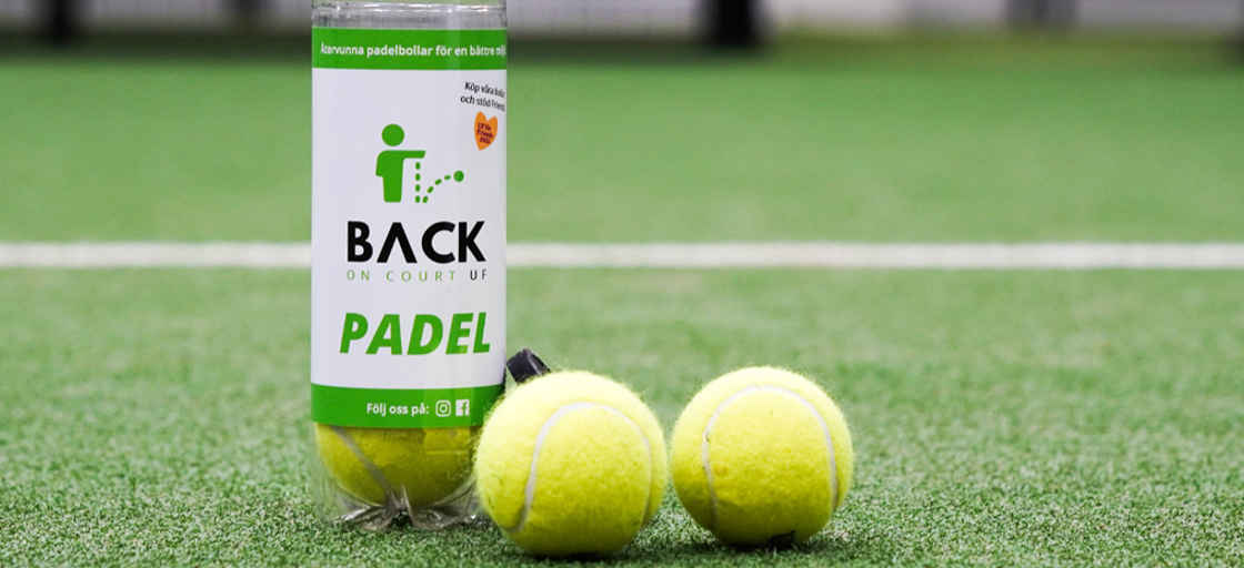 Tennisbollar på en grön tennisplan