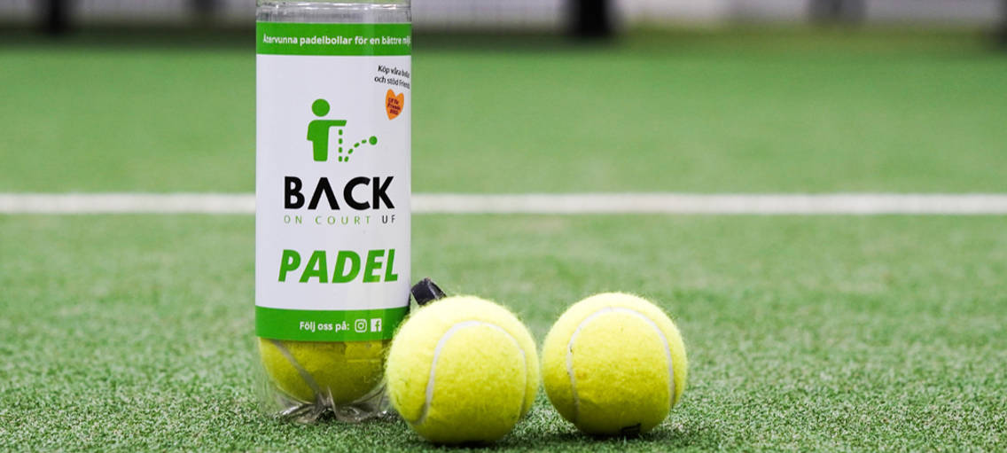 Tennisbollar på en grön tennisplan