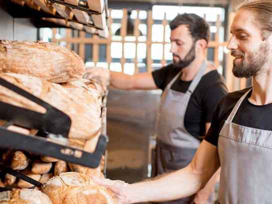 Två bagare i brödbutik
