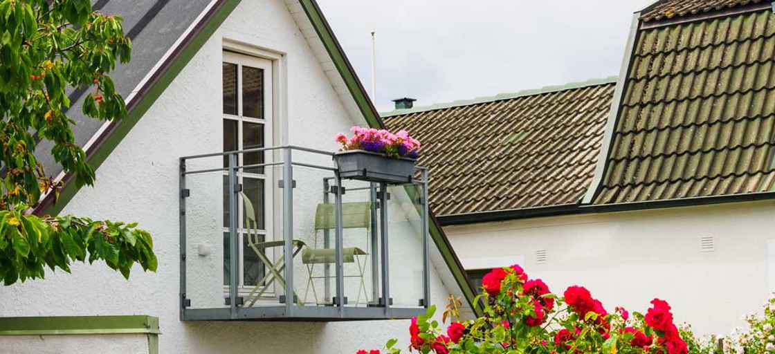 Balkong med blommor på vit villa