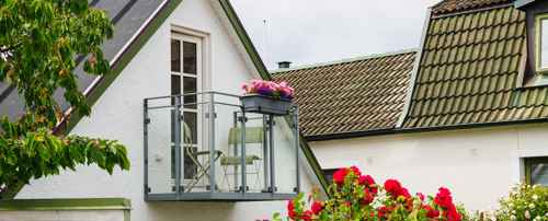 Balkong med blommor på vit villa