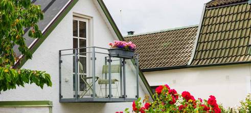 Balkong med blommor på vit villa