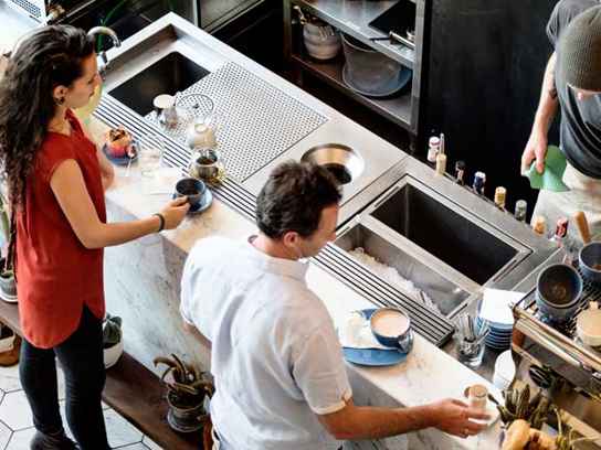 Personer vid en serveringsdisk på ett café