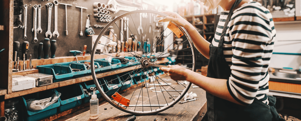 Person lagar däck på cykelverkstad