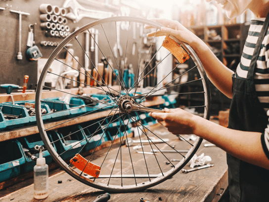 Person lagar däck på cykelverkstad