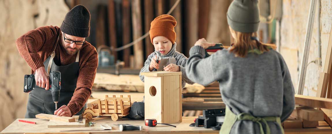 Familj som snickrar