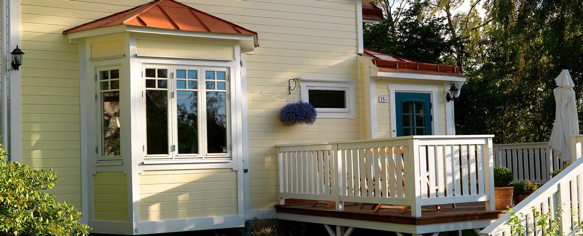 Gul villa med många fönster