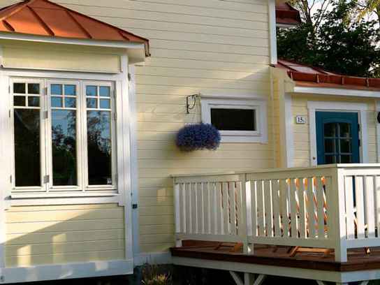 Gul villa med många fönster