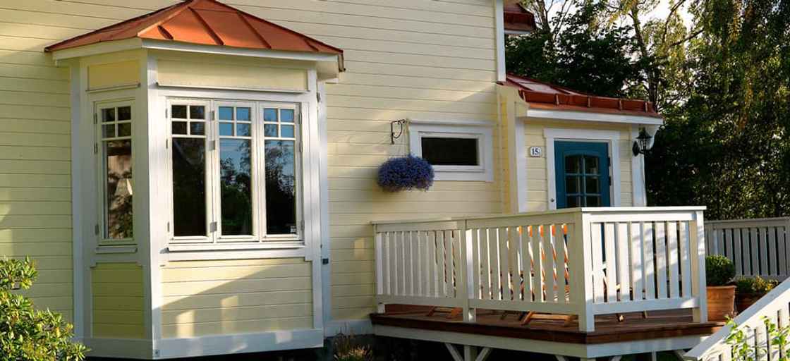 Gul villa med många fönster