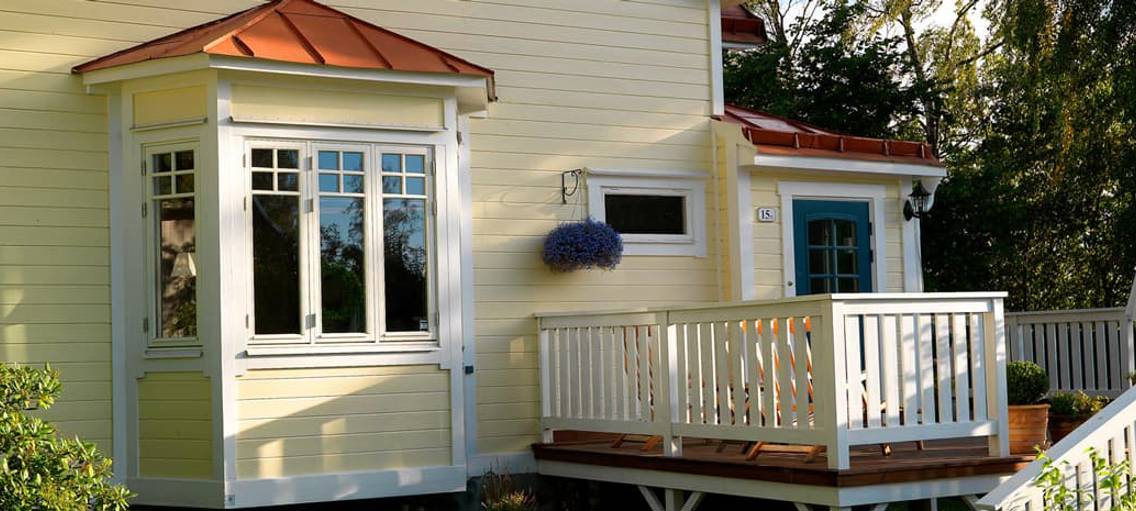 Gul villa med många fönster
