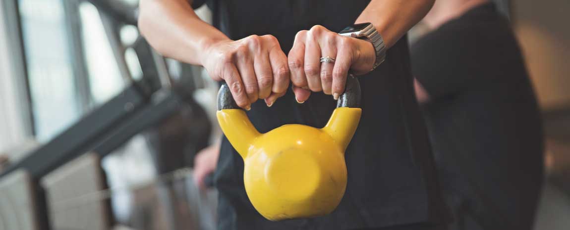 Gul kettle bell på gym