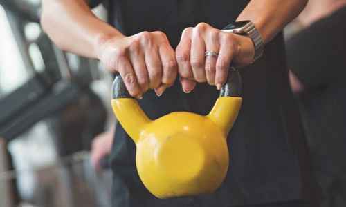 Gul kettle bell på gym