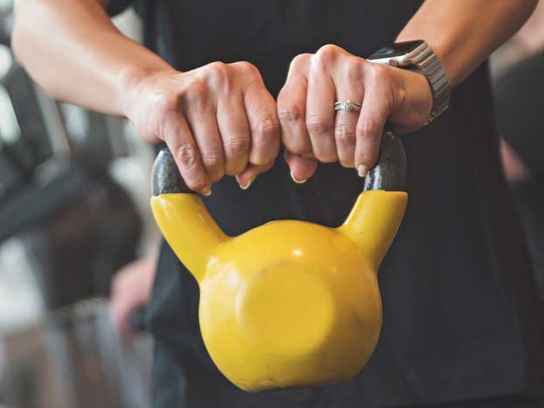 Gul kettle bell på gym