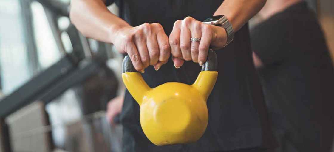 Gul kettle bell på gym