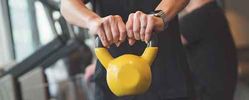 Gul kettle bell på gym