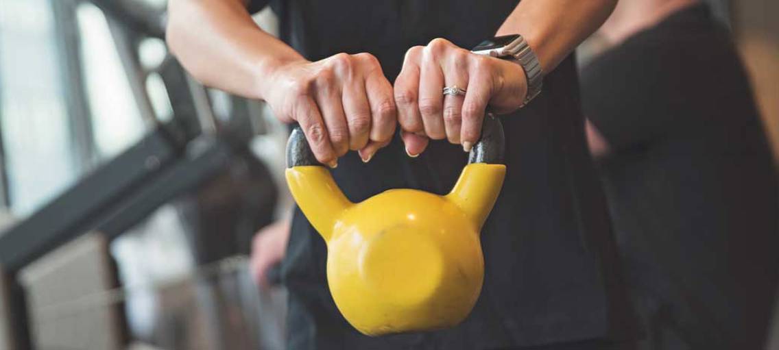 Gul kettle bell på gym
