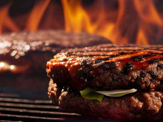 Hamburgare på grillgaller