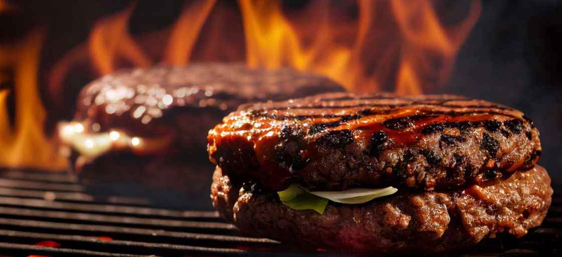Hamburgare på grillgaller