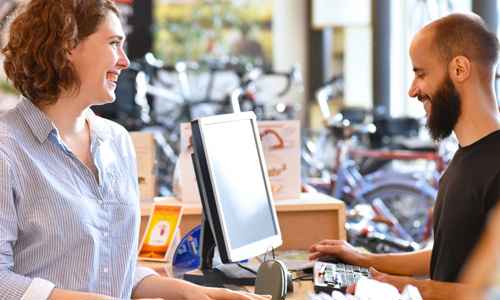 Kund och expedit i cykelbutik