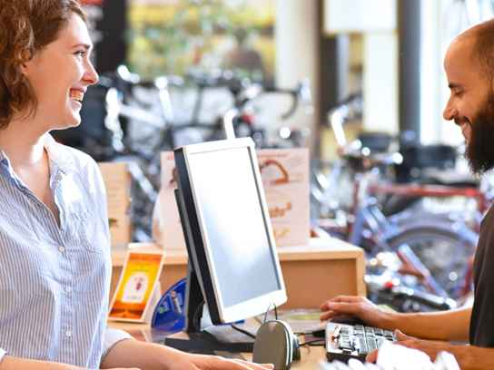 Kund och expedit i cykelbutik