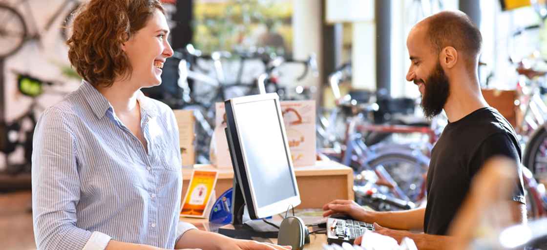 Kund och expedit i cykelbutik