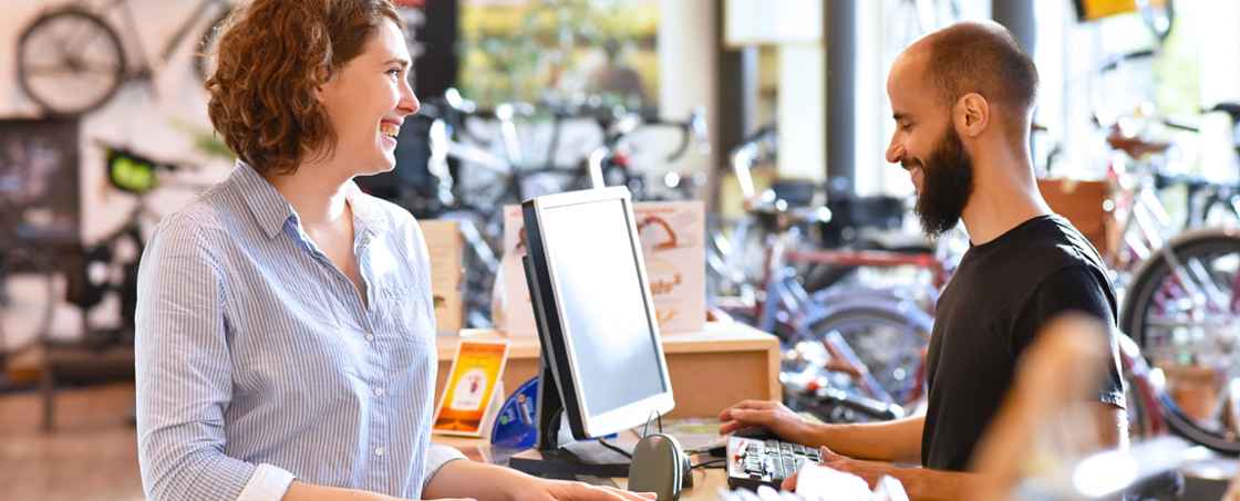 Kund och expedit i cykelbutik