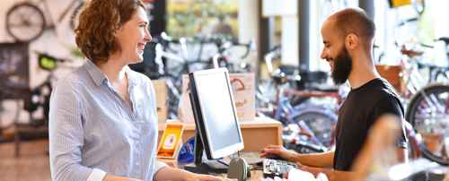 Kund och expedit i cykelbutik