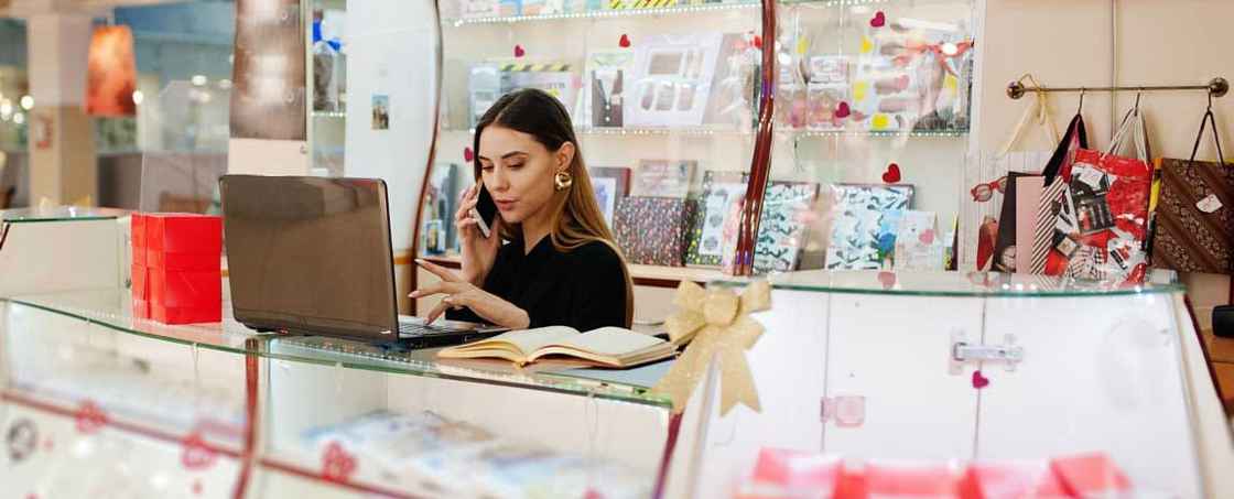 Kvinna i butik