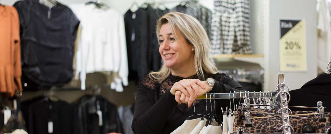 Kvinna i klädbutik