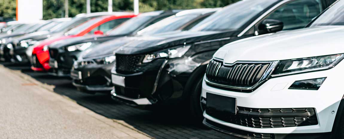 Bilar i rad på en parkering