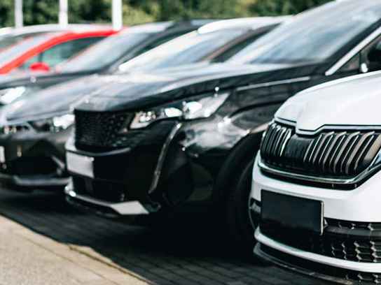 Bilar i rad på en parkering