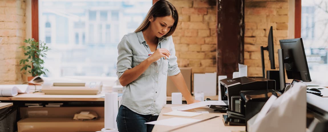 Kvinna vid kopieringsapparat 