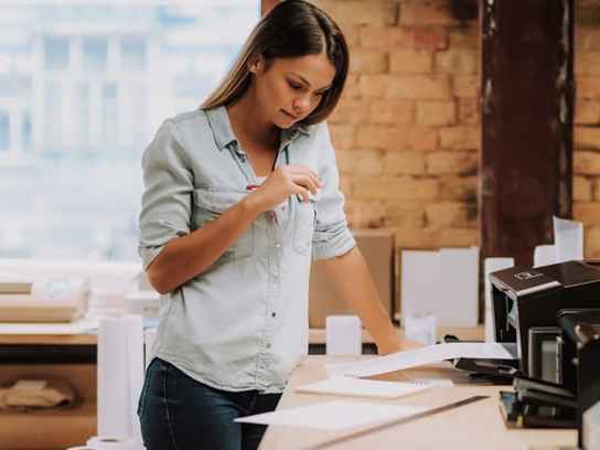 Kvinna vid kopieringsapparat 