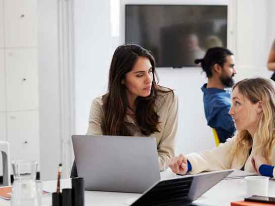 Personer på ett kontor i möte