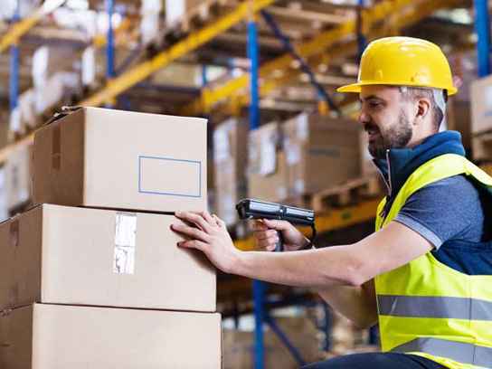 Man i hjälm på lager