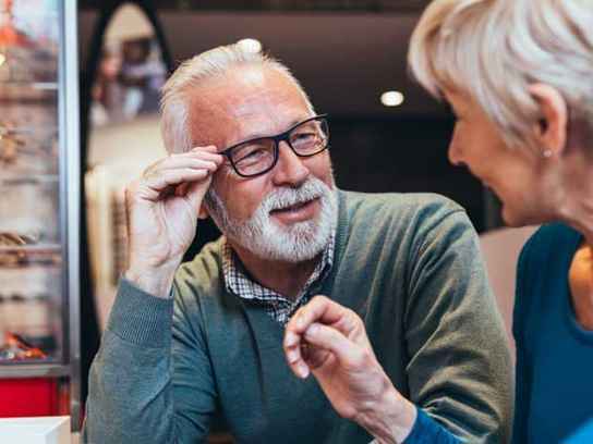 Man och kvinna i glasögonbutik