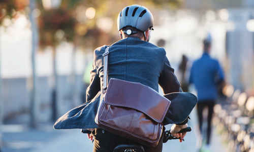 Man som cyklar