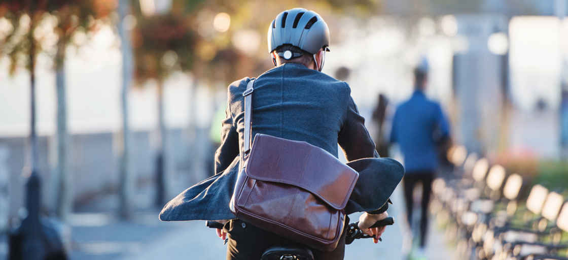 Man som cyklar
