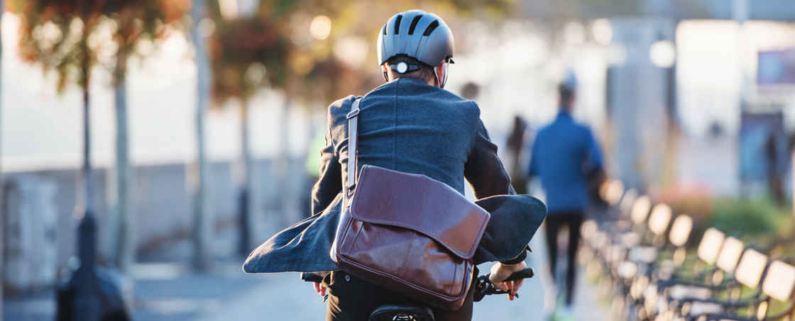 Man som cyklar